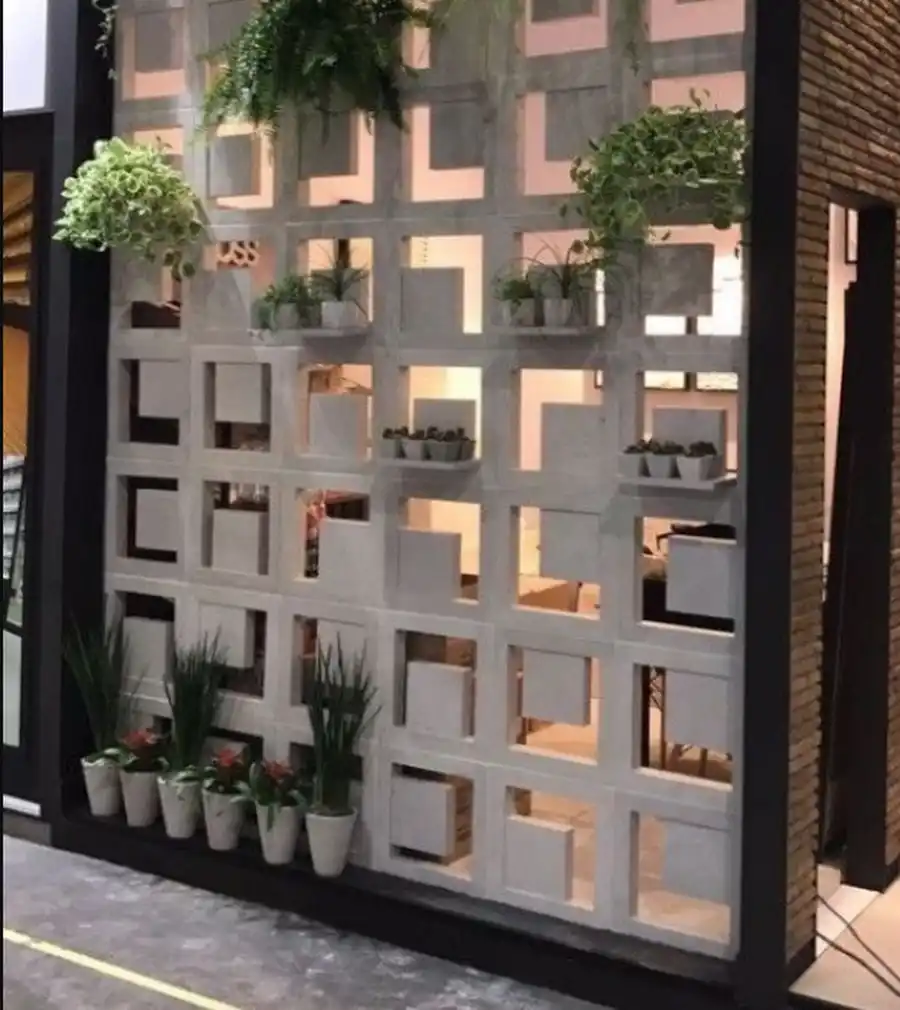 Teras Semi Outdoor dengan Partisi